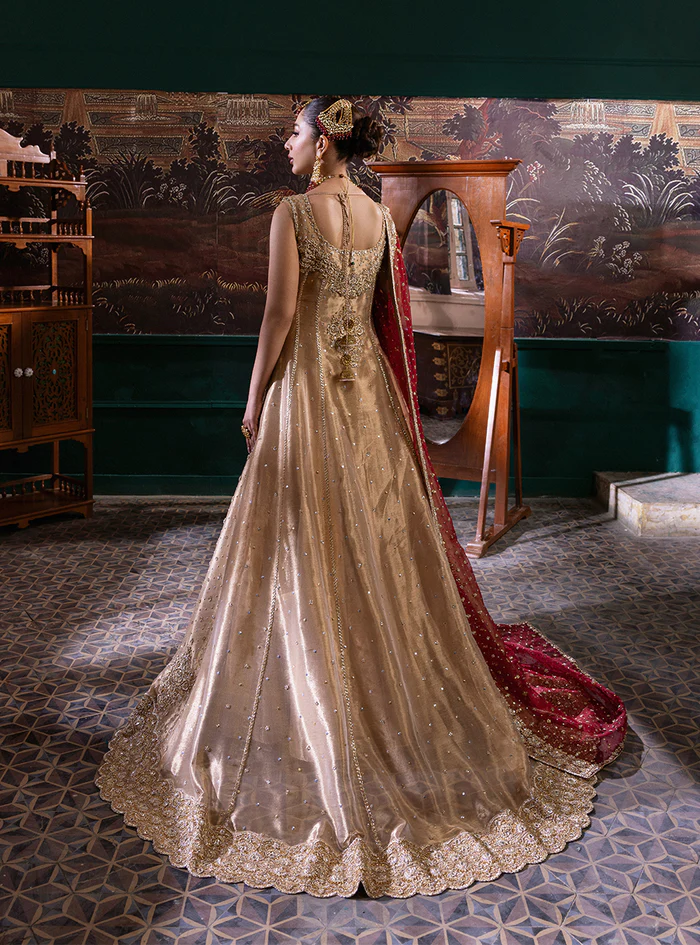 051A8312_2ded5b60-e3fe-4d68-8275-0b65c498694c-1.webp Bridal Made in an Exquisite Gold Tissue Lama Fabric