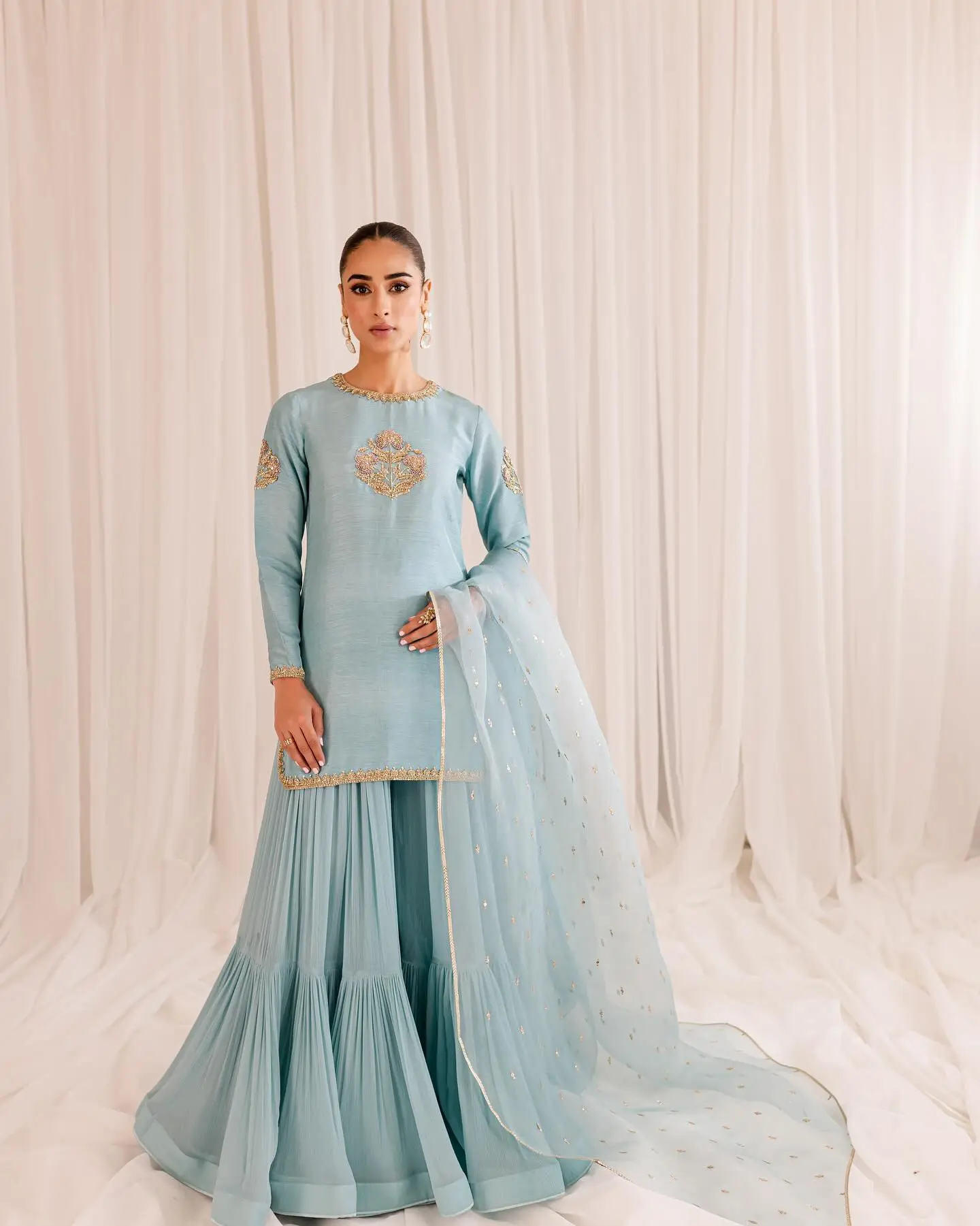 UD_mihhaofficial_3330376391708570942_16082455556_1_8_2025-convert.io_-1.webp Hand-Embroidered Raw Silk Party Wear