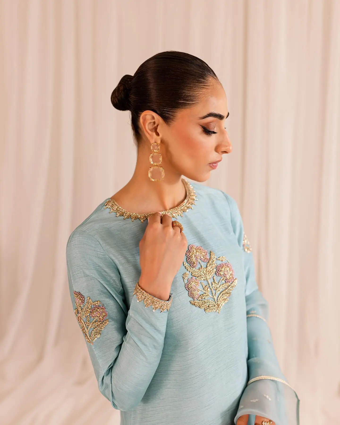 UD_mihhaofficial_3330377912051371700_16082455556_1_8_2025-convert.io_-1.webp Hand-Embroidered Raw Silk Party Wear