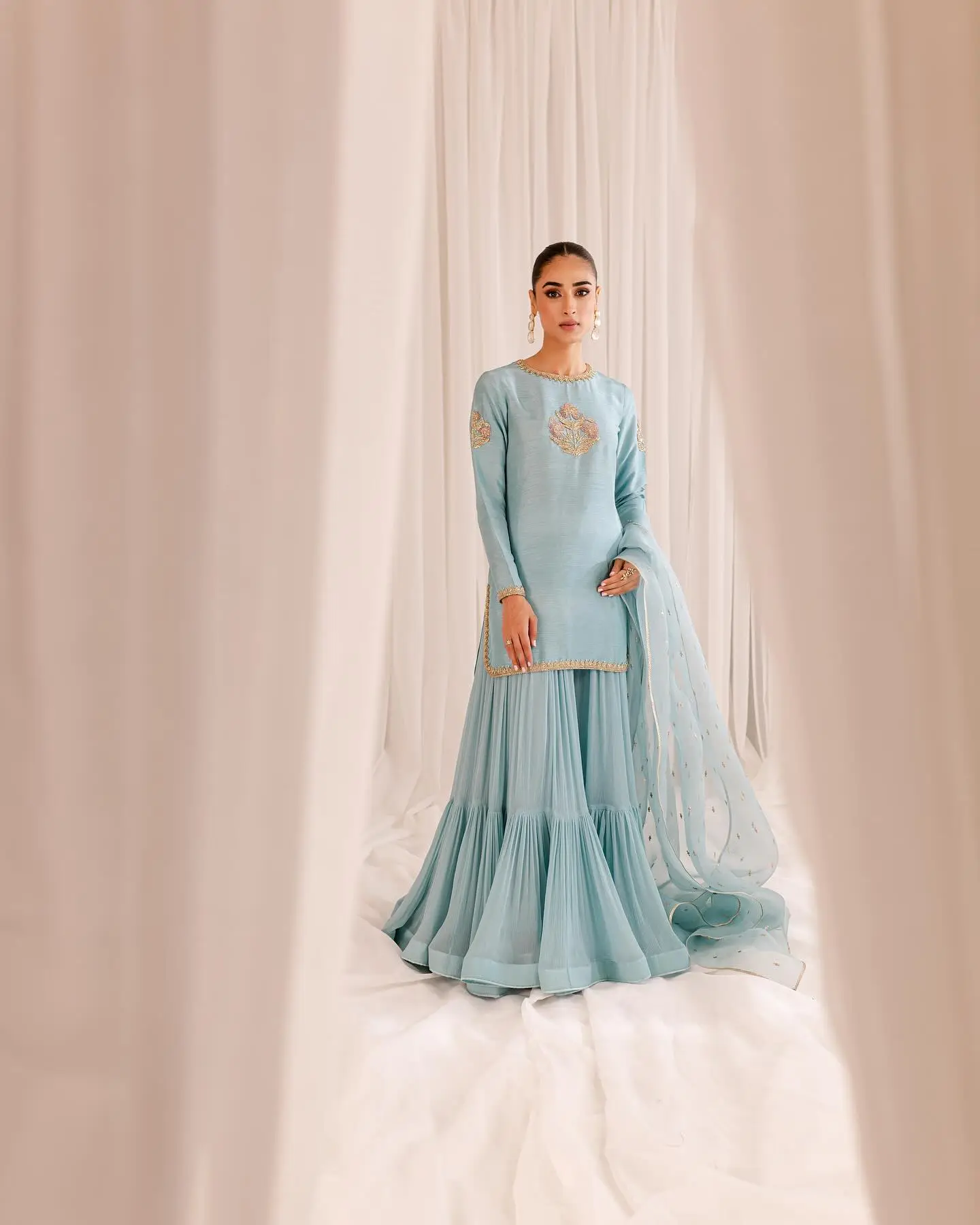 UD_mihhaofficial_3330377912059860928_16082455556_1_8_2025-convert.io_-1.webp Hand-Embroidered Raw Silk Party Wear