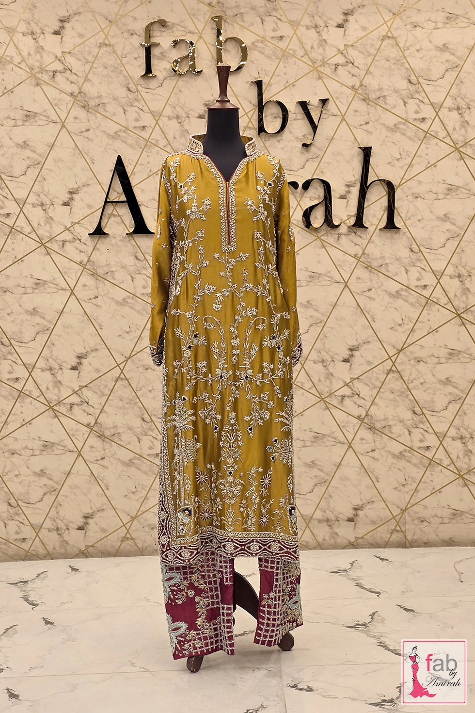 Detailed view of split V neckline and structured collar Detailed view of split V neckline and structured collar